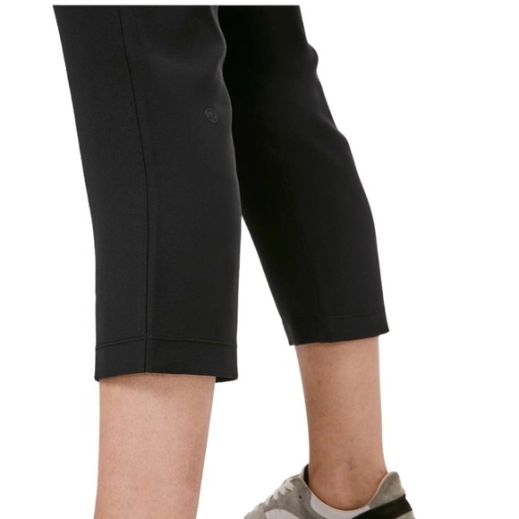 Lululemon On The Fly Crop *Woven 23" size 2 Black Travel Pant - Picture 12 of 12